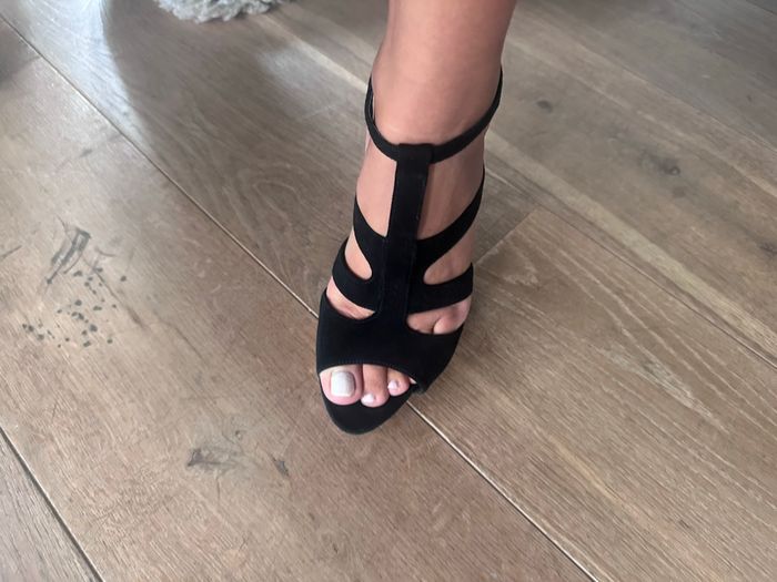 chaussures femme ouvertes noirs en daim de la marque Minelli, en très bon état.