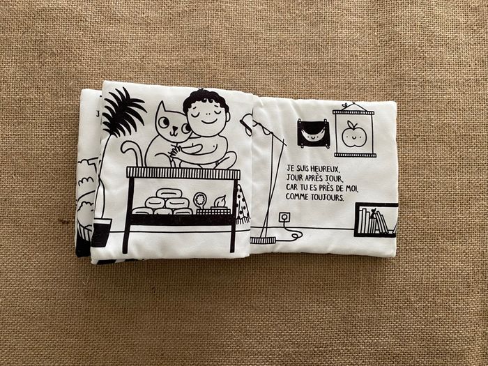 Livre en tissu noir et blanc Je suis heureux que tu sois là Laura Van Bouchout - photo numéro 6