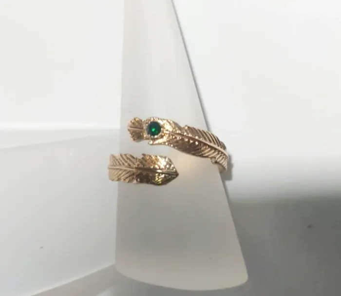 Bague dorée double feuille strass verte