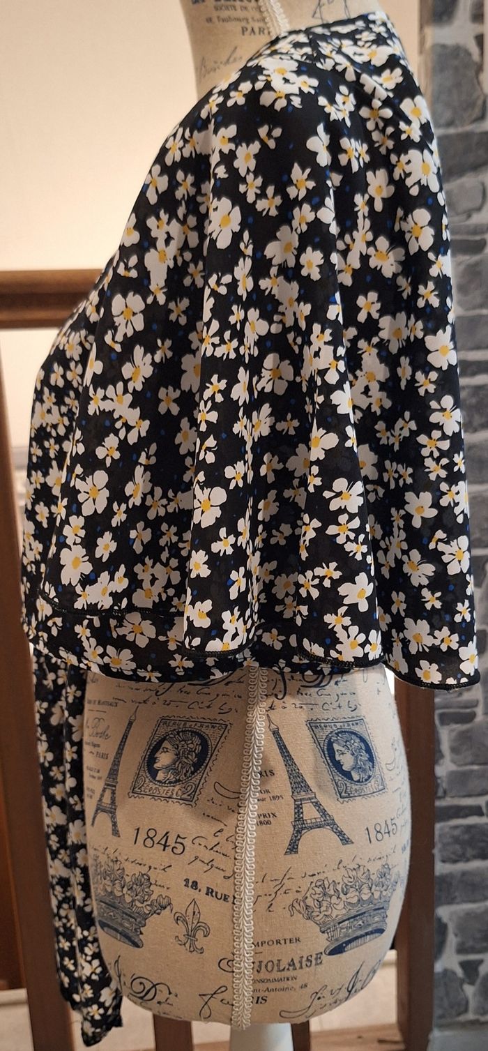 Boléro court avec pans à nouer noir à fleurs blanches - photo numéro 4