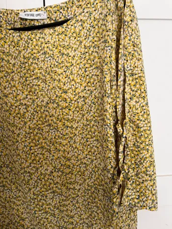 Robe jaune fleurs avec manches dénudées à lacets