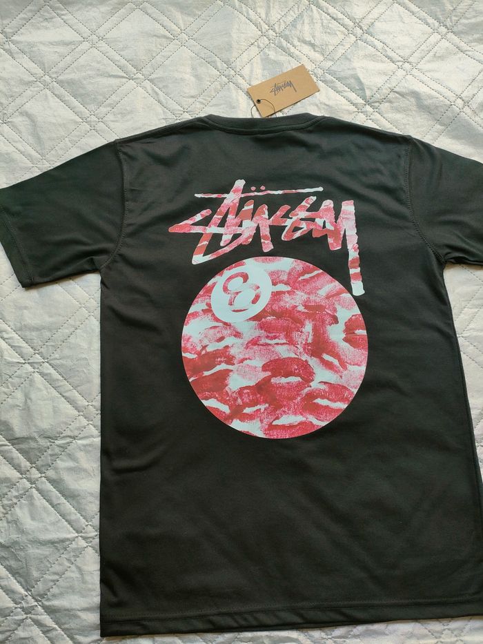 T-shirt Stüssy 8 ball lips kiss 😘 taille M, noir logo rouge  NEUF ✅ - photo numéro 9