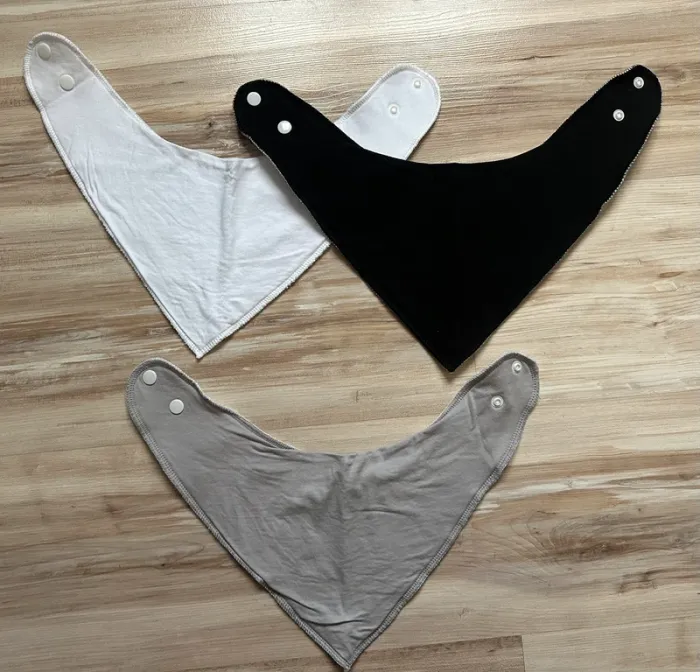 3 bavoirs bandanas neufs