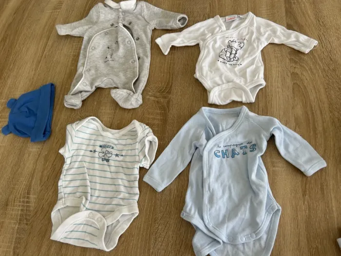 Un pyjama 3 bodies taille 0mois