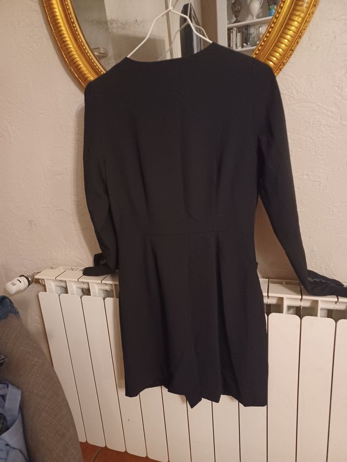 Robe noire boutonnée d'en haut jusqu'au  bas taille 36 - photo numéro 2