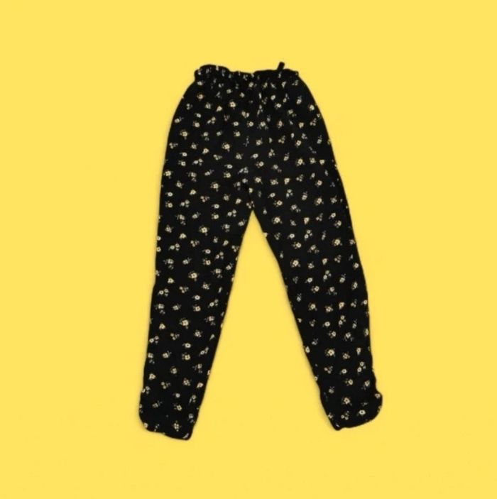 Pantalon fluide C&A noir fleures jaunes taille 10 ans - photo numéro 3
