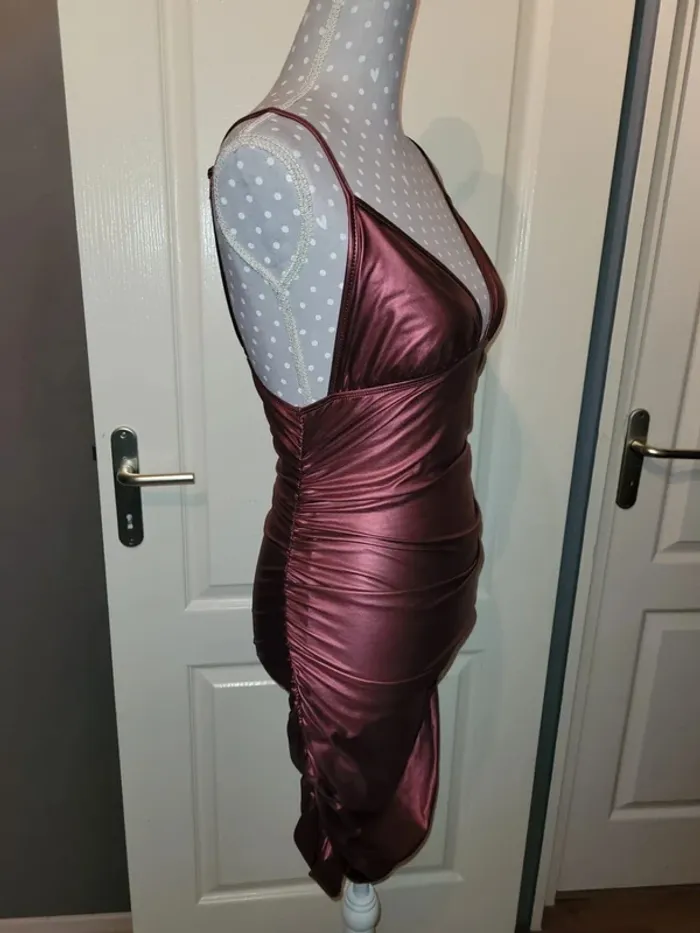 Robe de soirée drapée bordeaux métallisée sexy