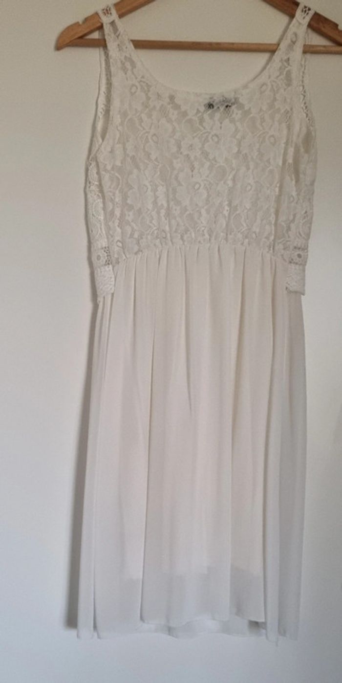 Robe blanche à bretelles en crochet et dentelle - photo numéro 3