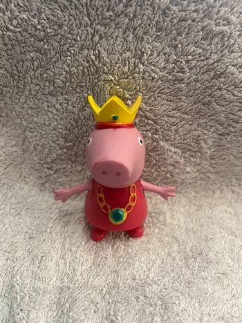 Figurine Peppa Pig avec une couronne