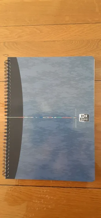 Cahier neuf avec petits carreaux