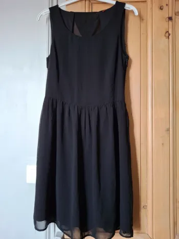 Petite robe noire avec ouverture dans le dos