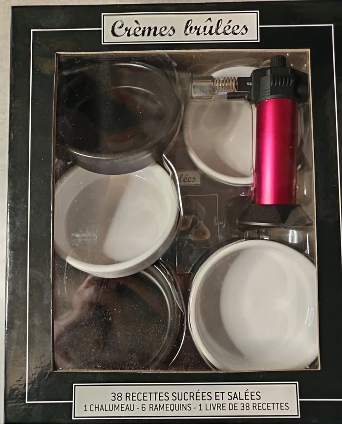 Coffret crèmes brulées avec 6 ramequins 1 chalumeau 1 livres 38 recettes NEUF