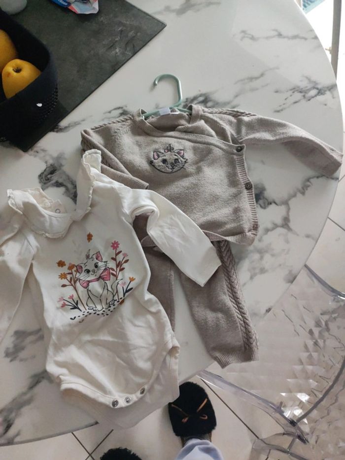 Ensemble trois pièces bodie pantalon pull Marie Disney taille 9 mois