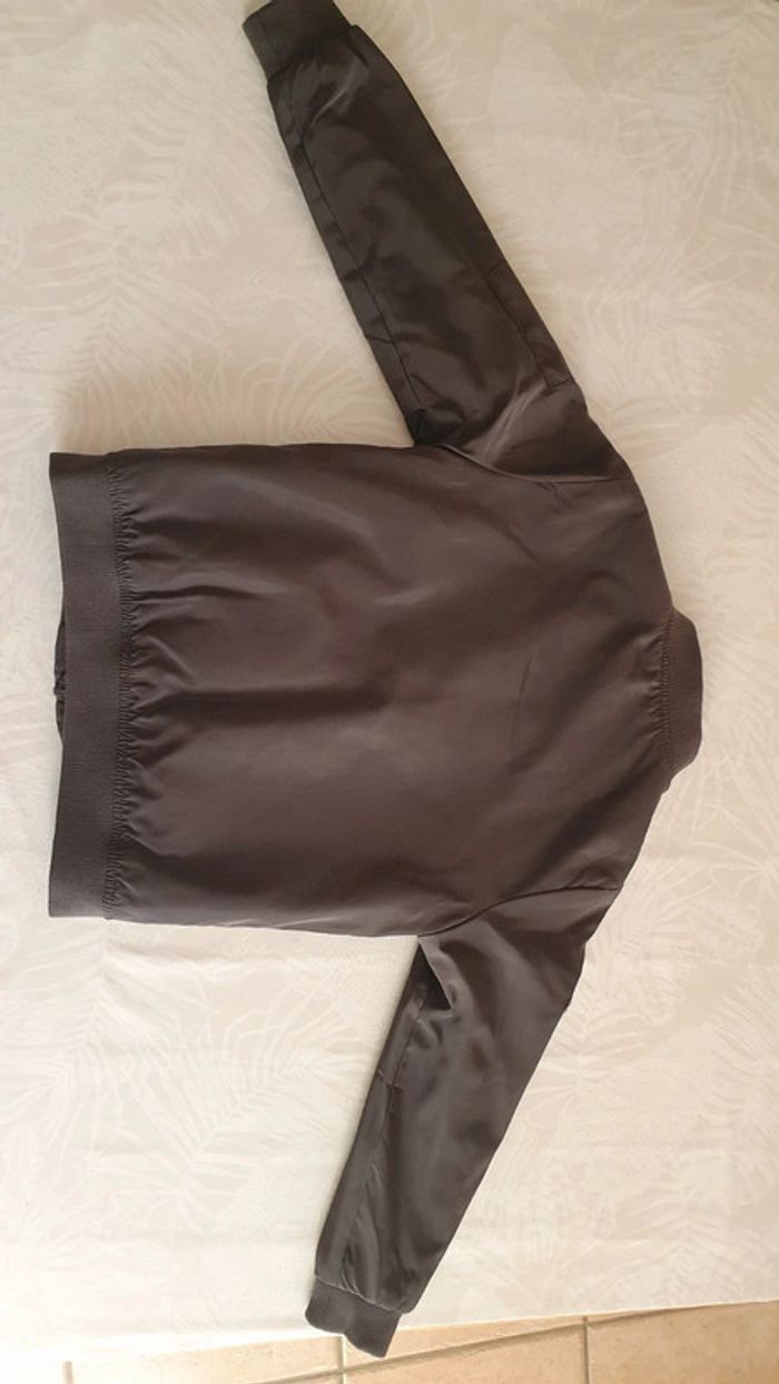 Veste / blouson gris avec écussons de véhicules taille 6-7 ans - photo numéro 8
