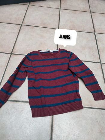 Pull rayé bordeaux et Marine