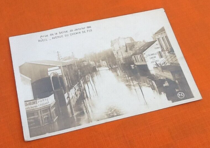 Carte (photo) postale ancienne Rueil (Hauts-de-Seine) Avenue du chemin de fer (crue de la Seine 30 - photo numéro 3