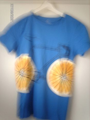 t shirt bleu avec velo