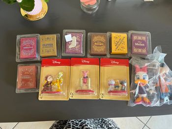 Lot figurine Disney + figurine audio + miniatures livre Disney