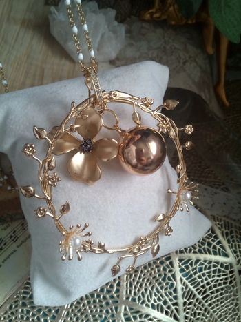 Collier sautoir bola future maman fleur dorée