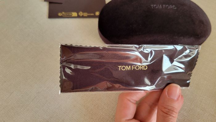Étui à lunettes Tom Ford noir neuf avec lingette et boîte - photo numéro 4
