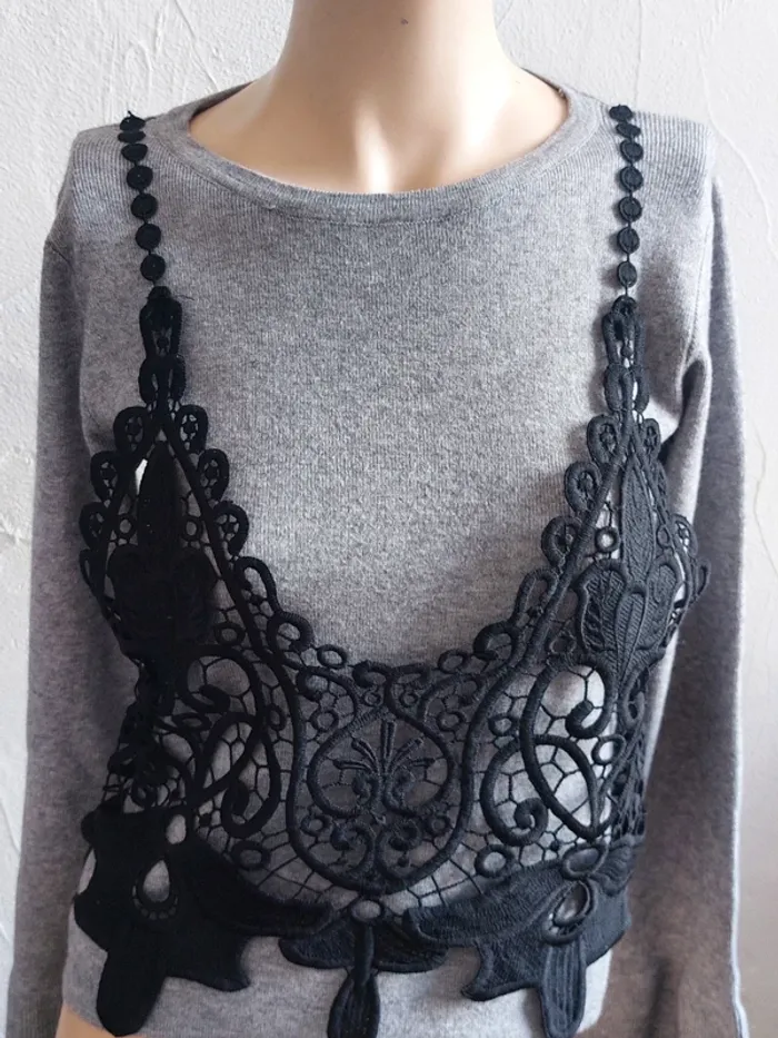 Pull gris avec dentelle noire - photo numéro 2