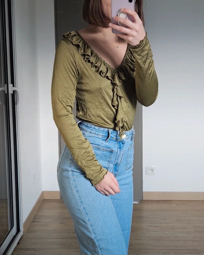 Blouse verte à décolleté en V et volants - photo numéro 2
