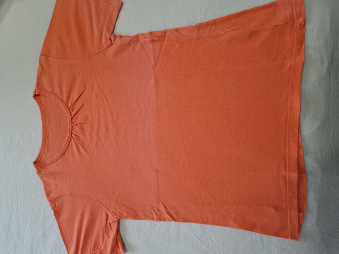 T-shirt fille - T. 10 ans - TB état