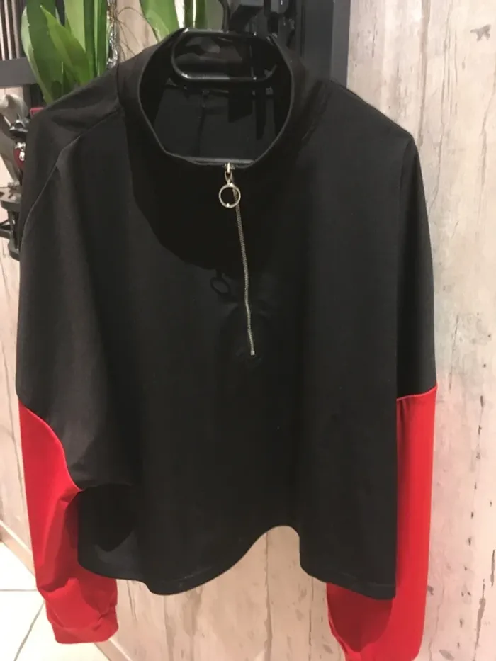 Joli sweat-shirt noir manches rouges en 48 de chez Shein Curve excellent état - photo numéro 4