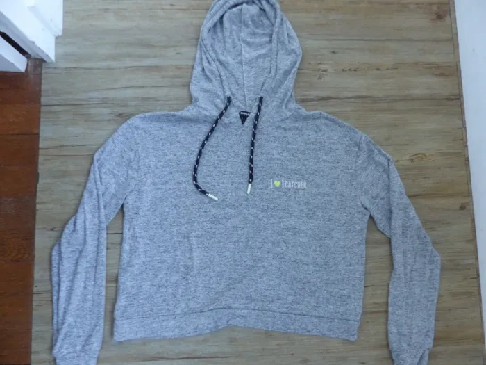 Joli sweat gris a capuche court mais pas trop en S - photo numéro 2