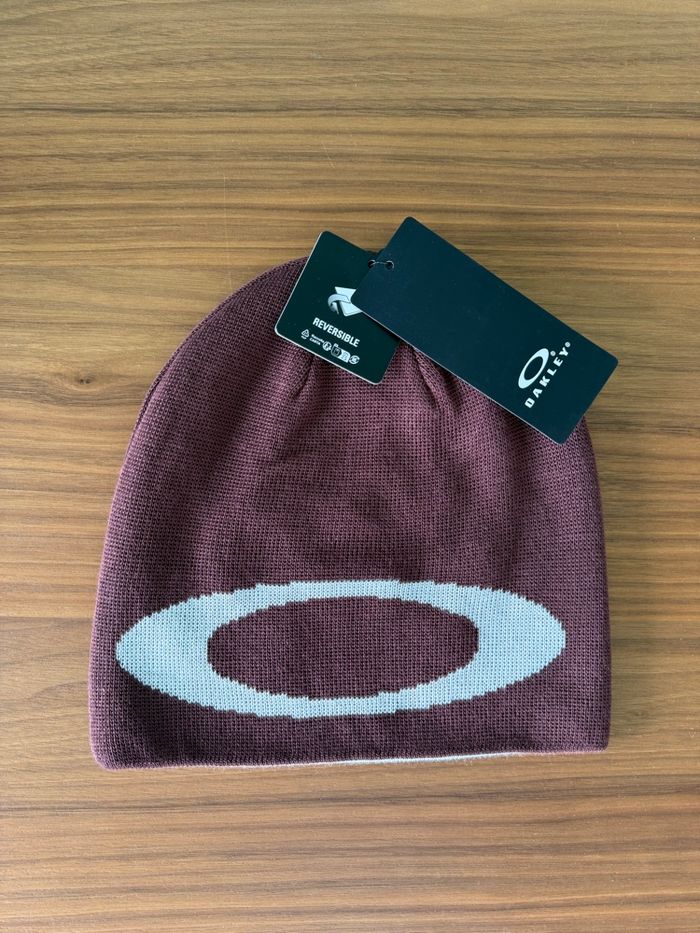 Bonnet Oakley Beanie  Ellipse. Couleur grenache. Totalement neuf.