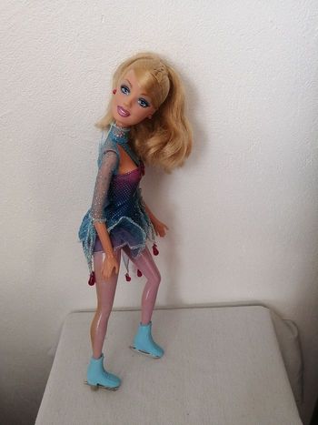 poupée barbie patineuse