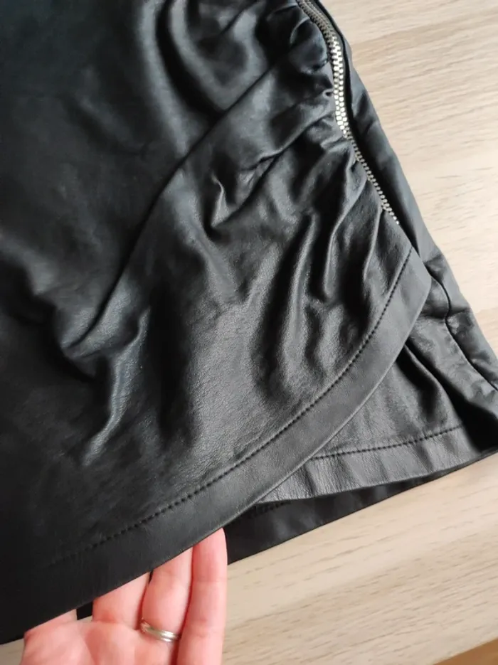 Mini jupe en simili cuir noir Zara XS - photo numéro 2