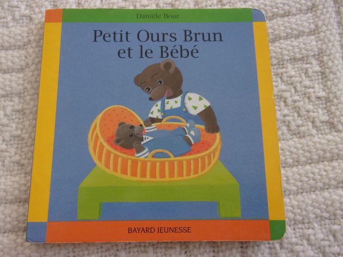 livre rigide "Petit Ours Brun et le bébé"