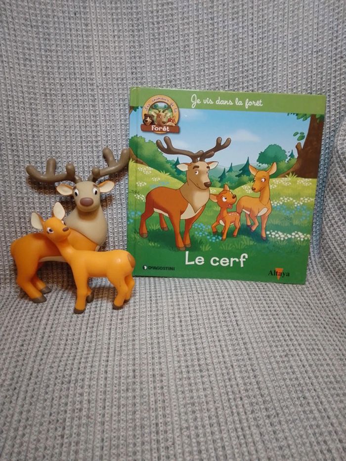 Le cerf + 2 figurines - série "Je vis dans la forêt" N.1 / Ed. Altaya