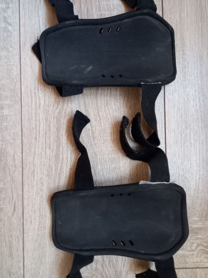 Protège tibia noir football enfant marque Kipsta taille S - photo numéro 3