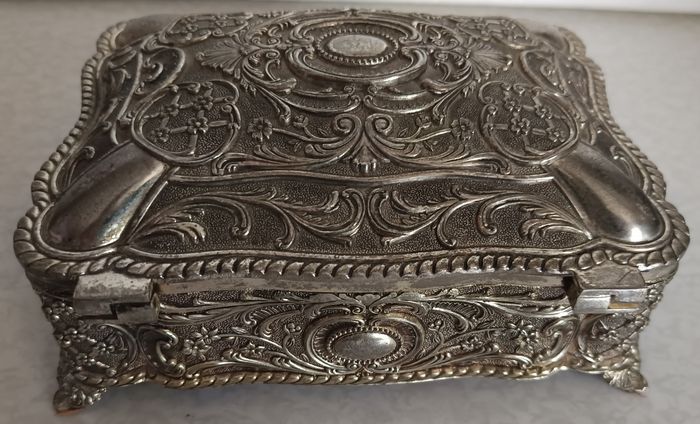 Boîte à bijoux ancienne en métal argenté (intérieur velours noir, dessous bleu) - photo numéro 3