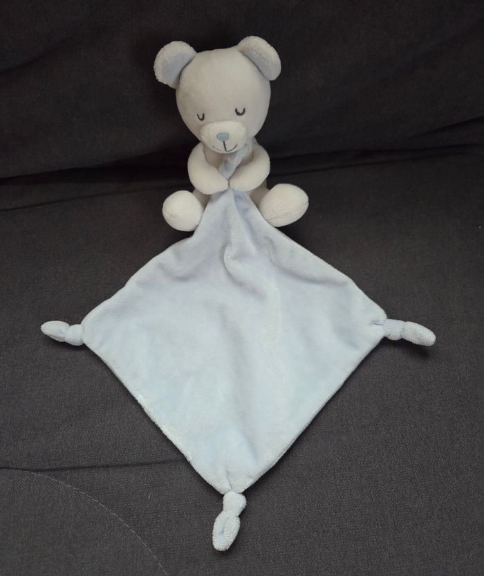 Peluche ours dormeur avec mouchoir bleu et rayé- Nicotoy