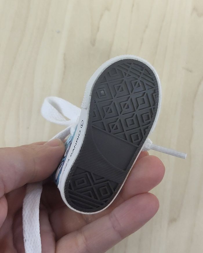 Porte-clé Sanrio Sneaker Hangyodon - photo numéro 4