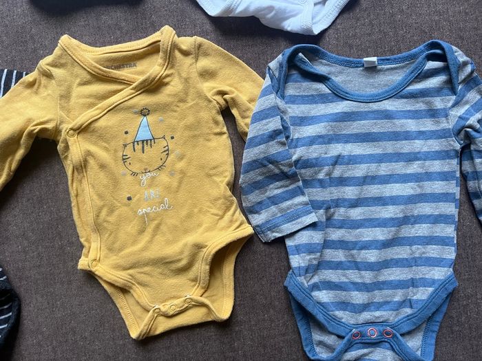 Lot de bodies 1 mois - photo numéro 2