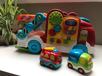 Camion tut tut bolide avec 2 véhicules