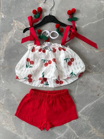 Ensemble cerises avec chouchous haut blanc et short rouge  6 mois