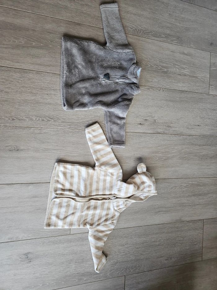 2 gilets zippé 6 mois