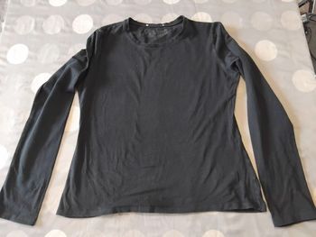 Tee shiet noir taille S manches longues