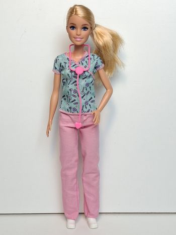 Poupée mattel Barbie infirmière gtw39
Poupée et ensemble compris 