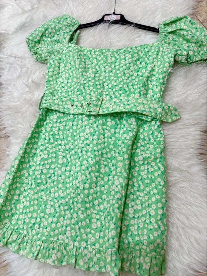 Robe verte Zara avec ceinture fleurie