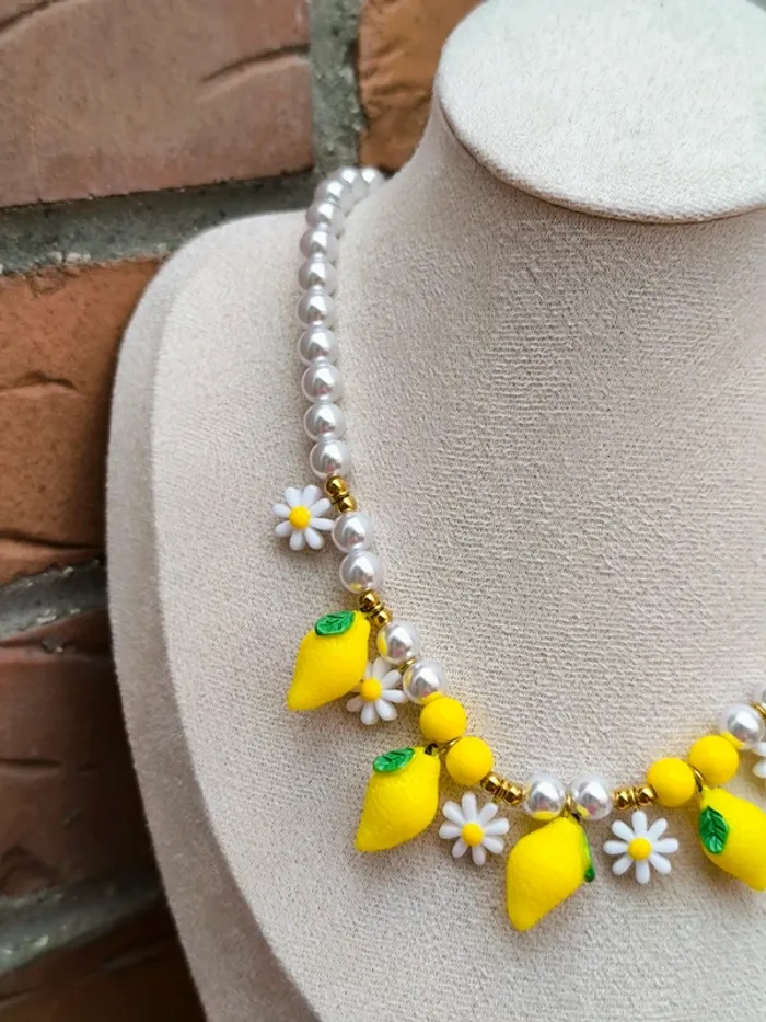 Collier doré avec perles blanches, citrons et marguerites - photo numéro 5