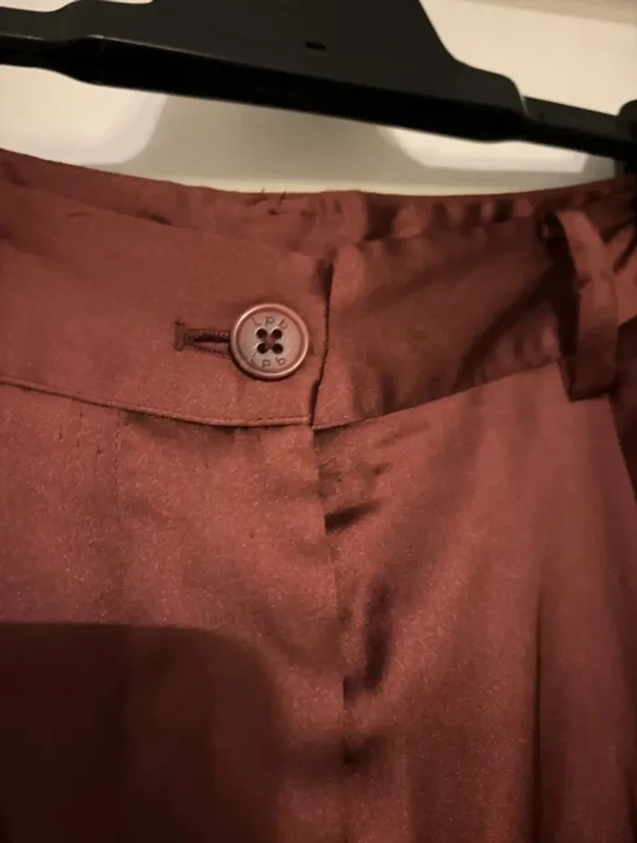 Pantalon satiné bordeaux LPB – T 38 – Neuf avec étiquette - photo numéro 3
