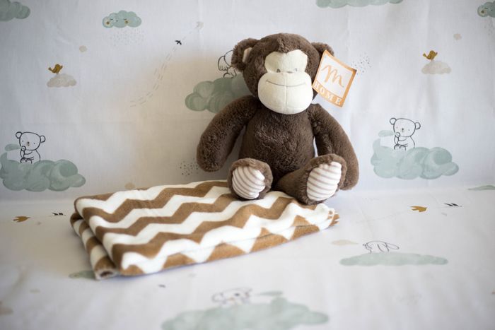 Peluche singe marron + plaid camel et blanc - photo numéro 6
