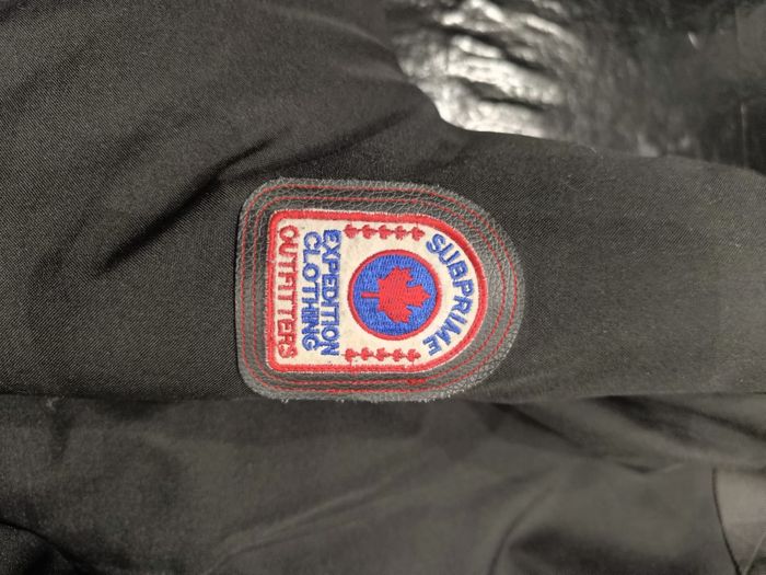 Manteau subprime Bonjour je vend des meubles de maison contactez moi si intéressé(e)  
Canapé- 450 euro 
Table et chaises extérieurs- 35 euro 
4 chaises en osier- 10 euro la pièce 
Dressing- 25 euro 
Barbecue- 150 euro 
Bureau avec etagere et 2 chaises- 3 - photo numéro 2