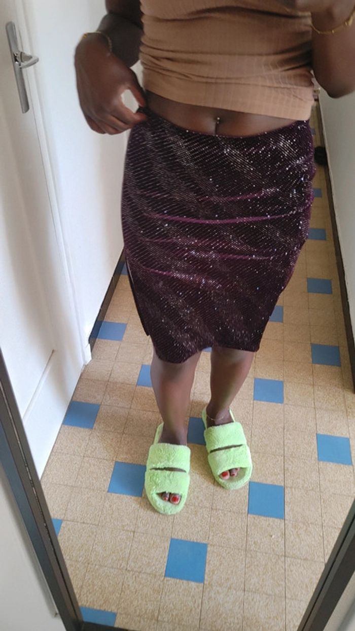 Jupe de sortie courte fentes velours violet avec paillettes argentées - photo numéro 3